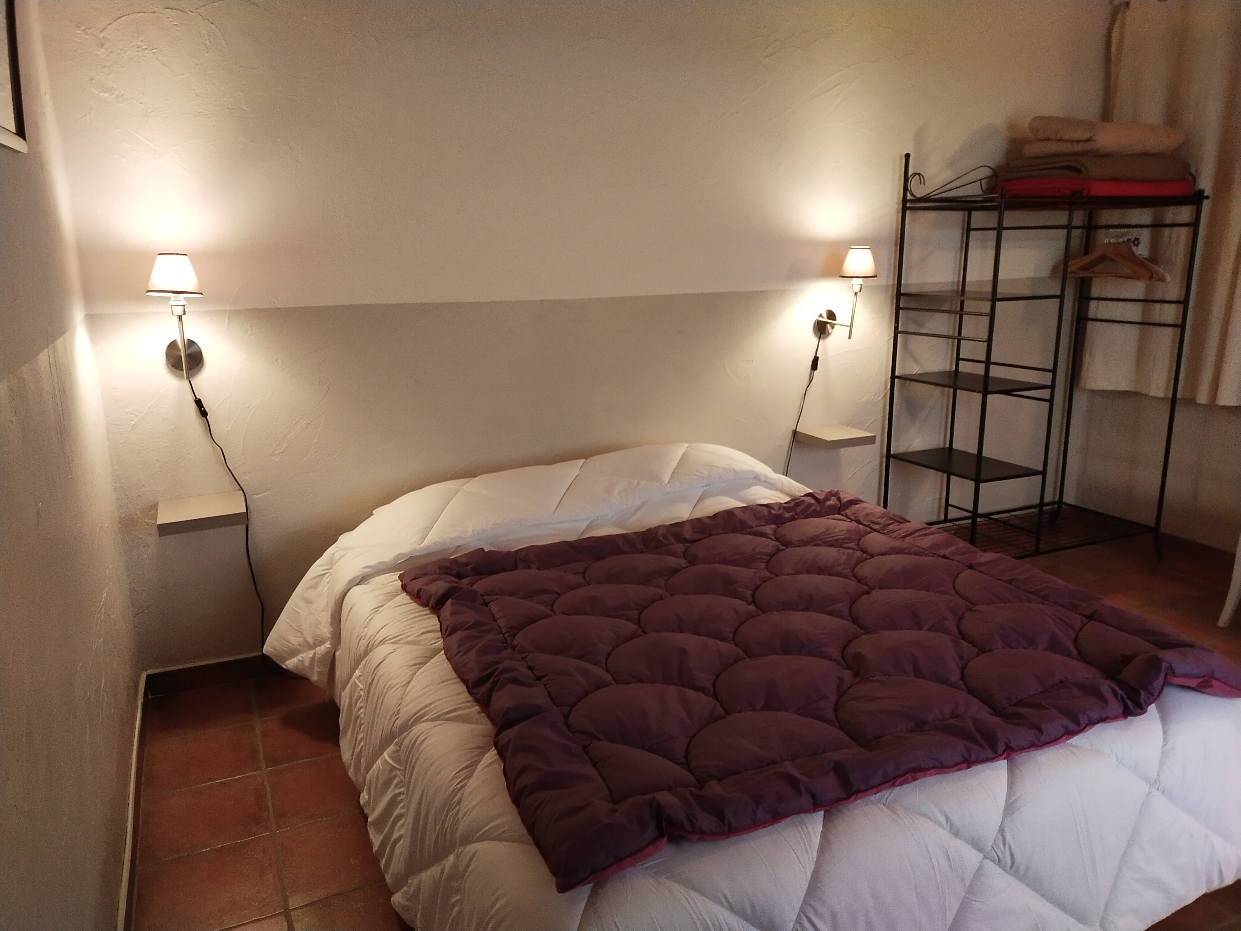 Chambre Le Bouchaud, au RDC, 1 lit double et 1 lit simple