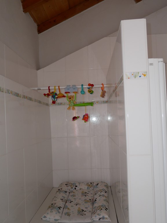 Salle de bain  au RDC : plan à langer 