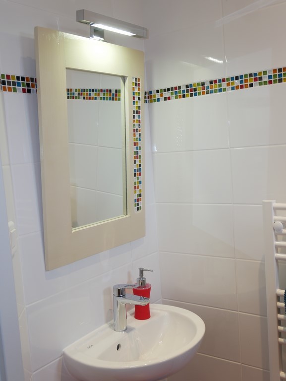 Salle d'eau associée à la chambre Bariolée