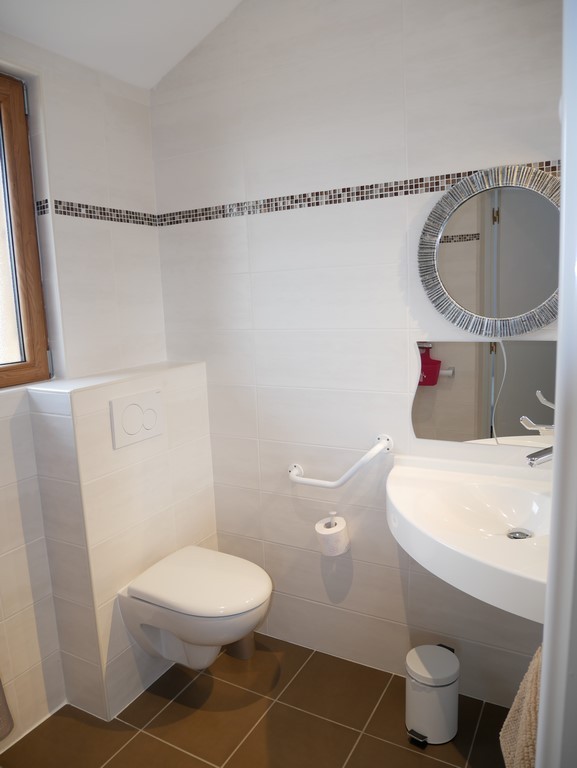 Salle d'eau PMR associée à la chambre Ciel étoilé PMR