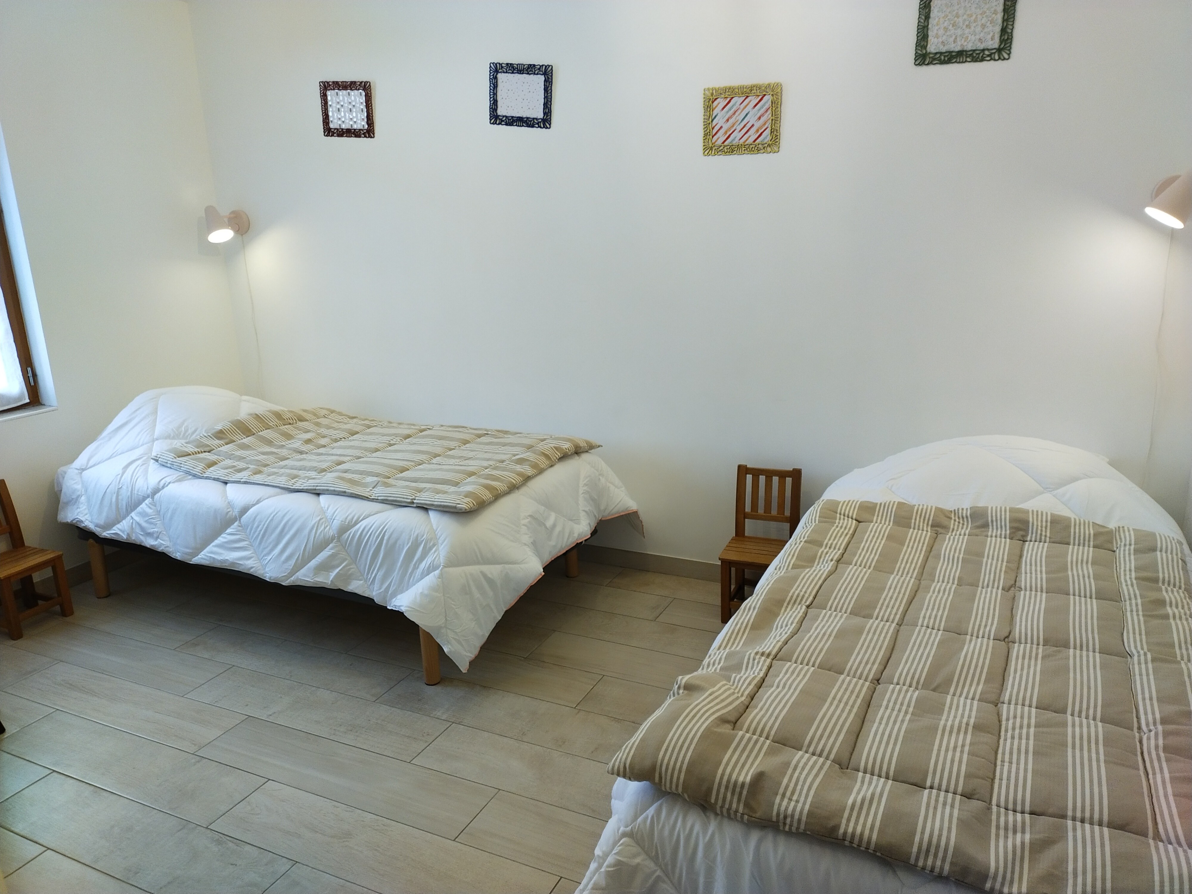 Chambre Bariolée au RDC, 2 lits simples et salle d'eau