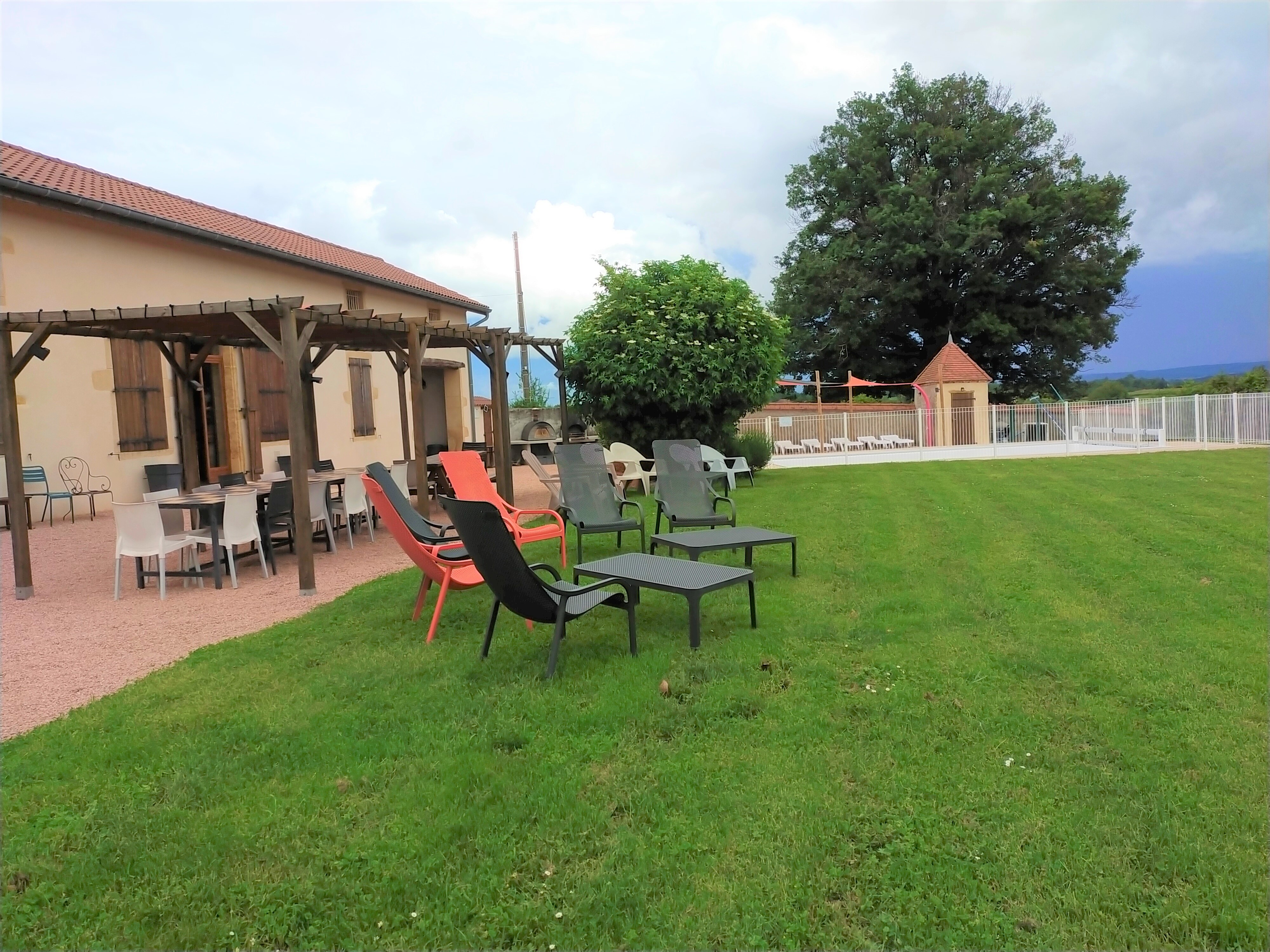Terrasse ombragée avec 3 grandes tables pour les repas