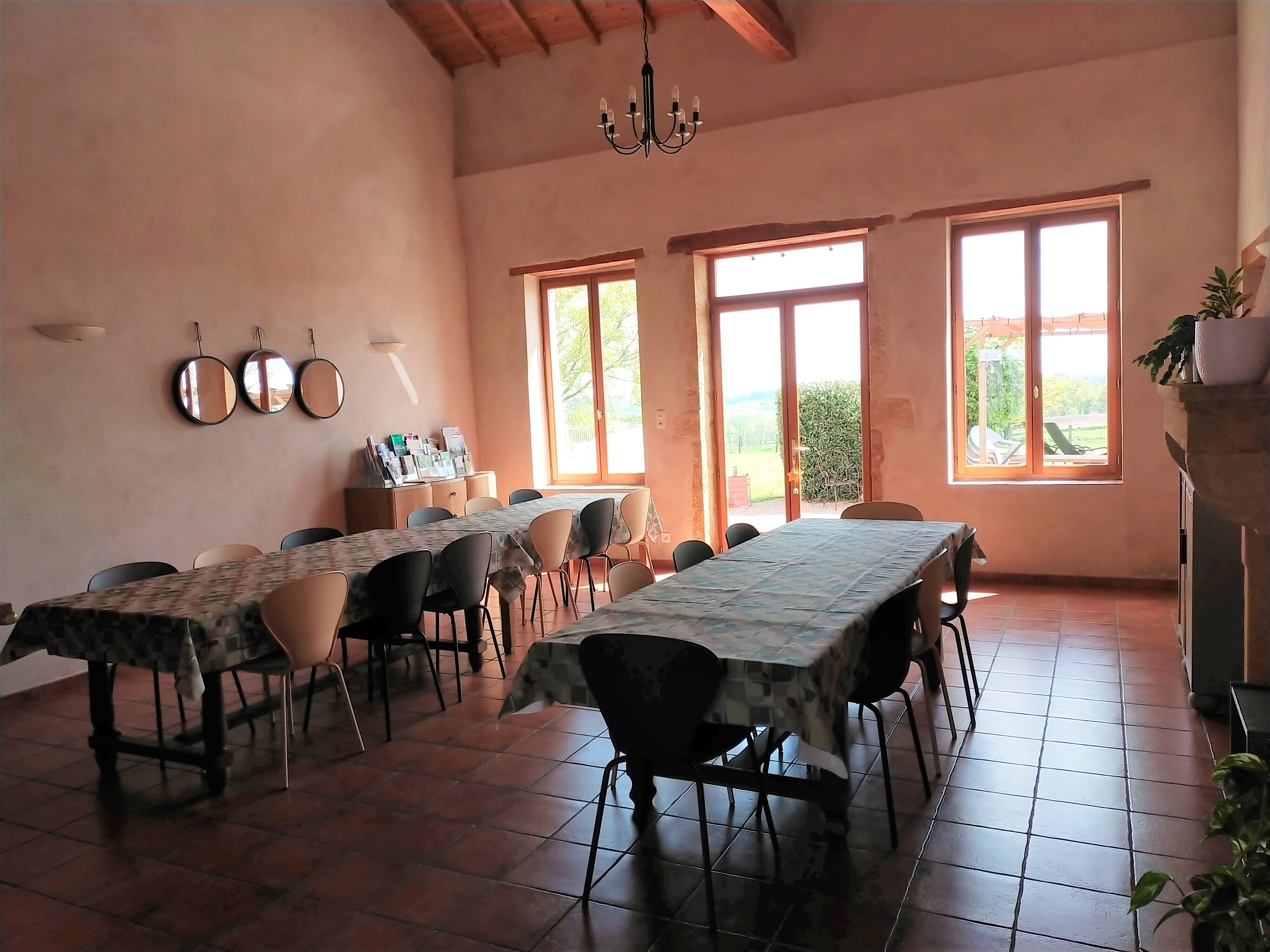 Salle à manger ouverte sur la campagne