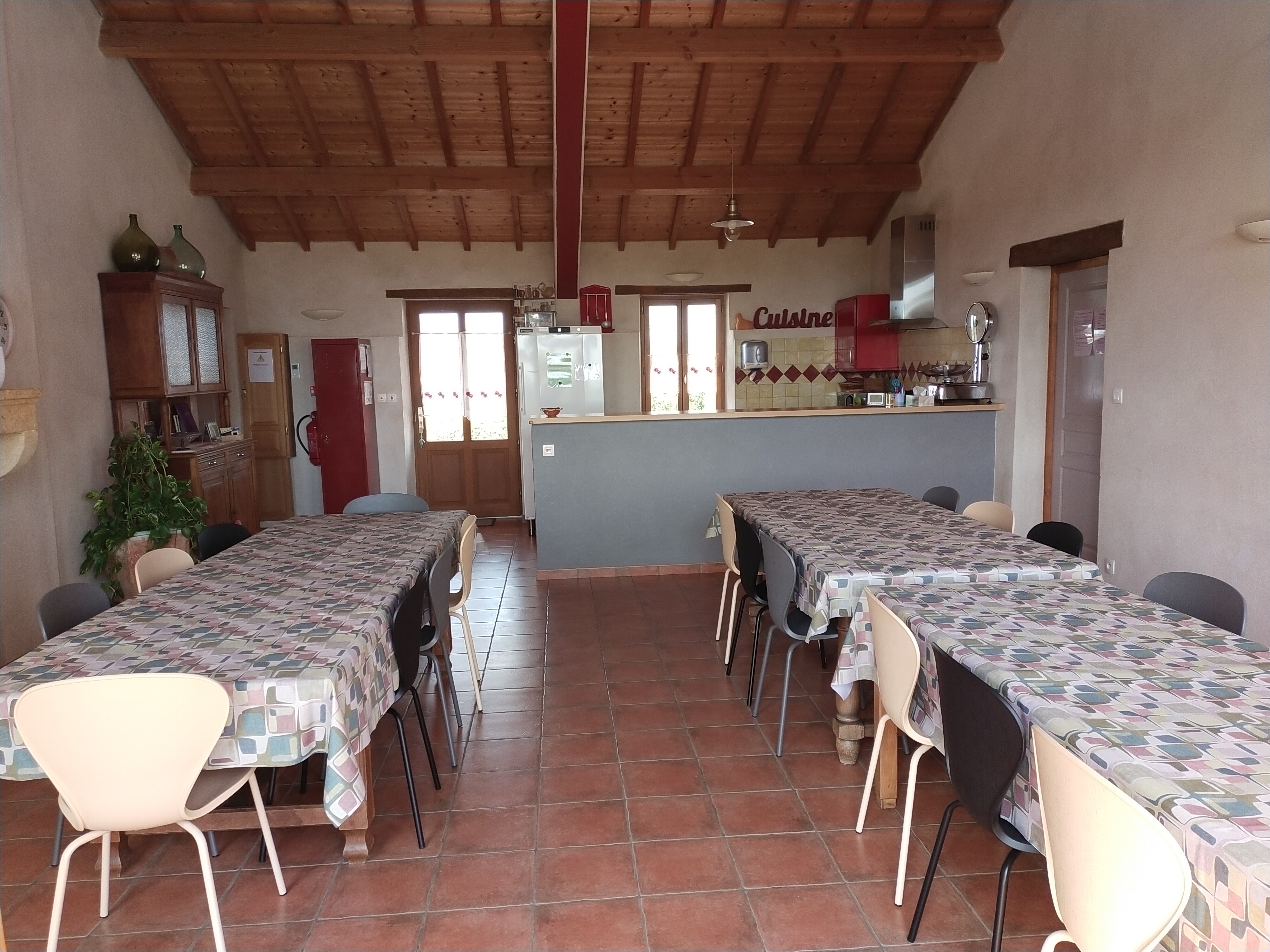 Salle à manger  avec 7 mètres de tables